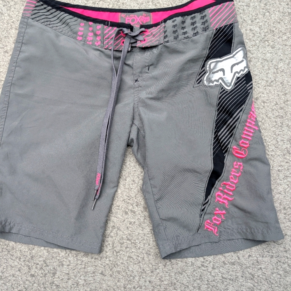 Fox Gray and Pink Cargo Shorts with Stylish Accents